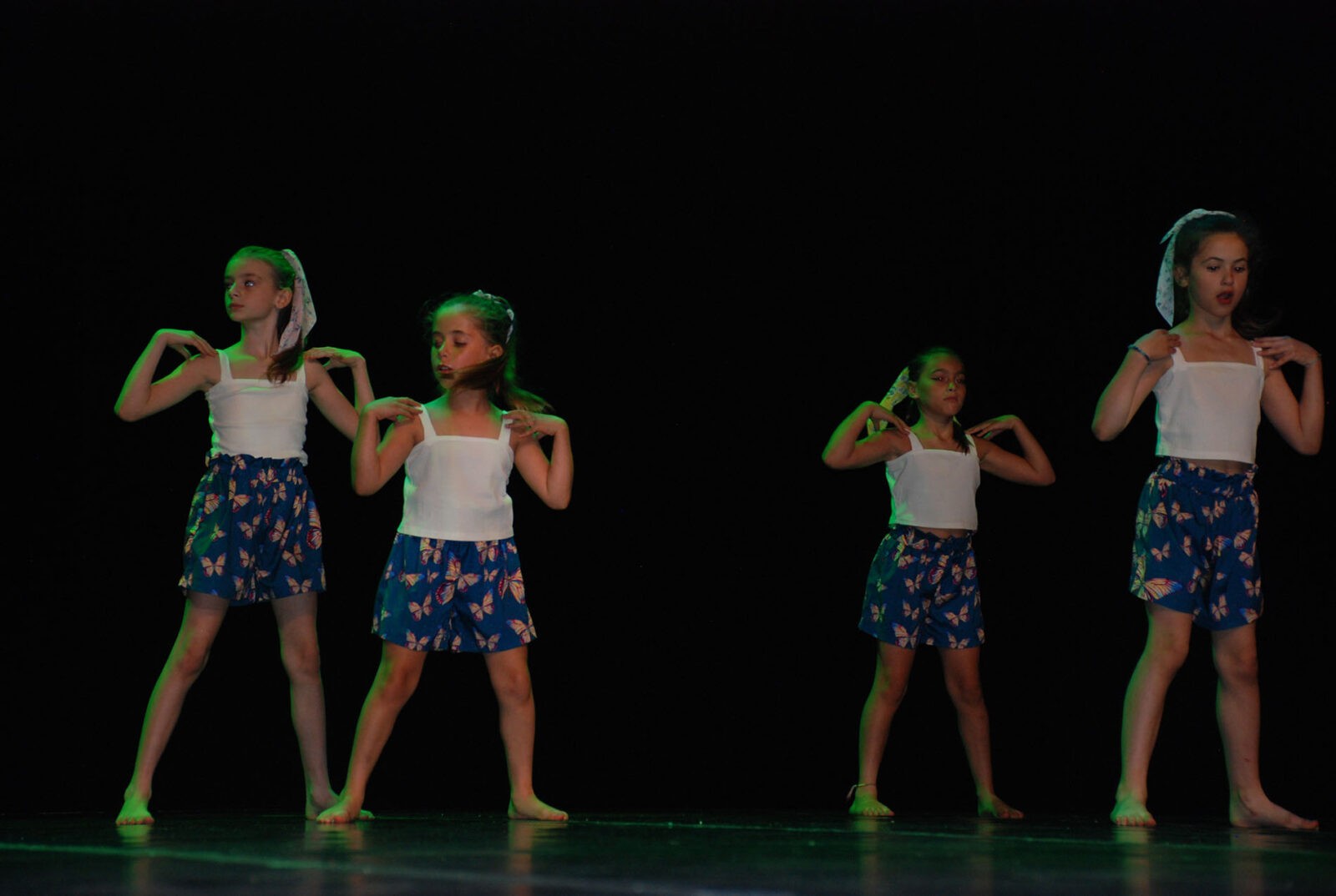 Des juniors font de la danse contemporaine à ASGN