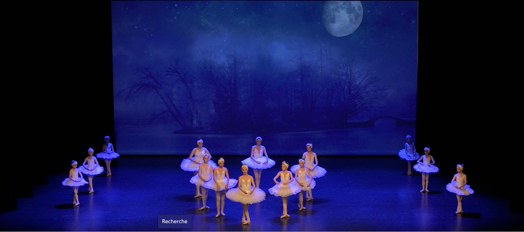 Des enfants font de la danse classique à Neuilly-sur-seine