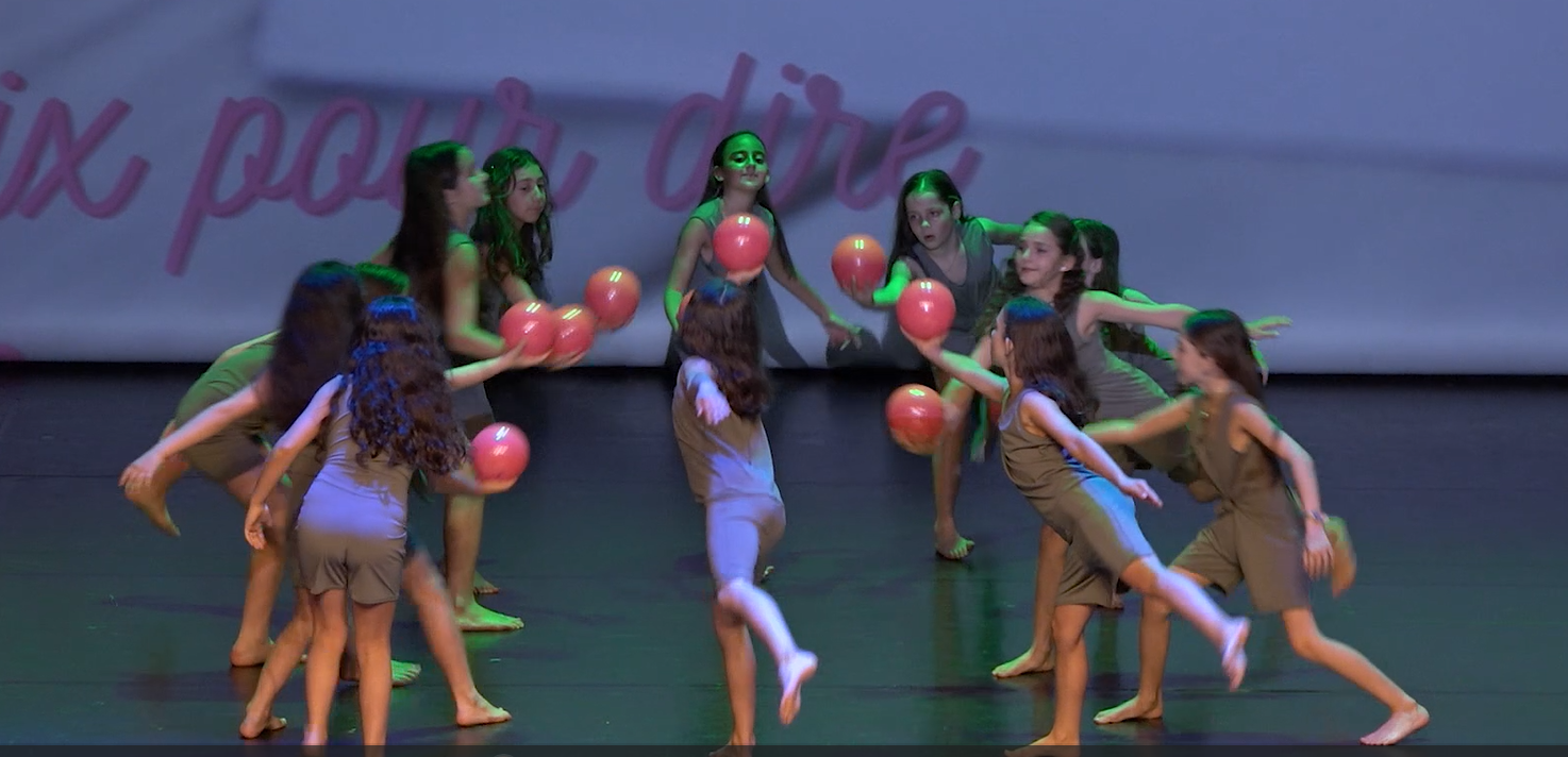 Des enfants pratiquent la Gymnastique Rythmique à ASGN
